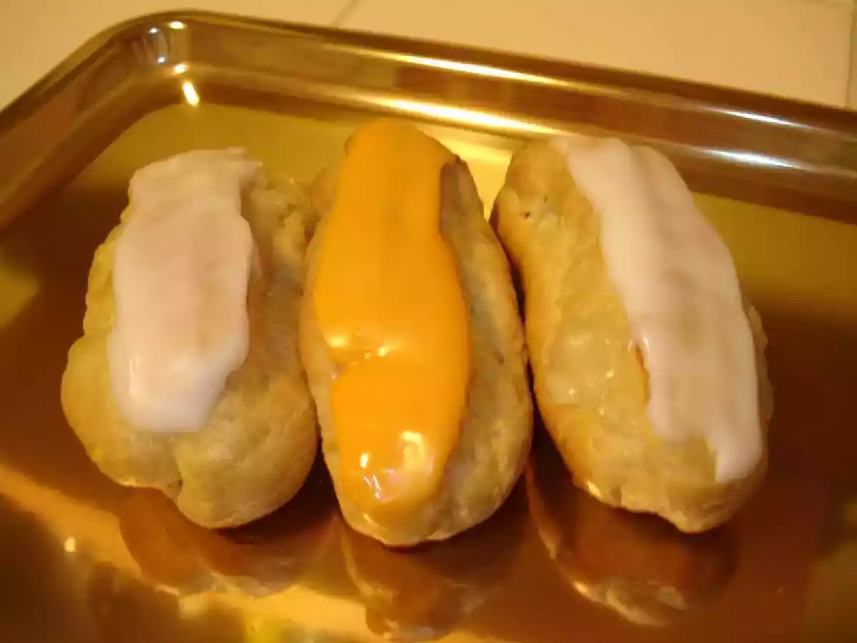 Choux à la crème au grand-marnier, vanille et chocolat.