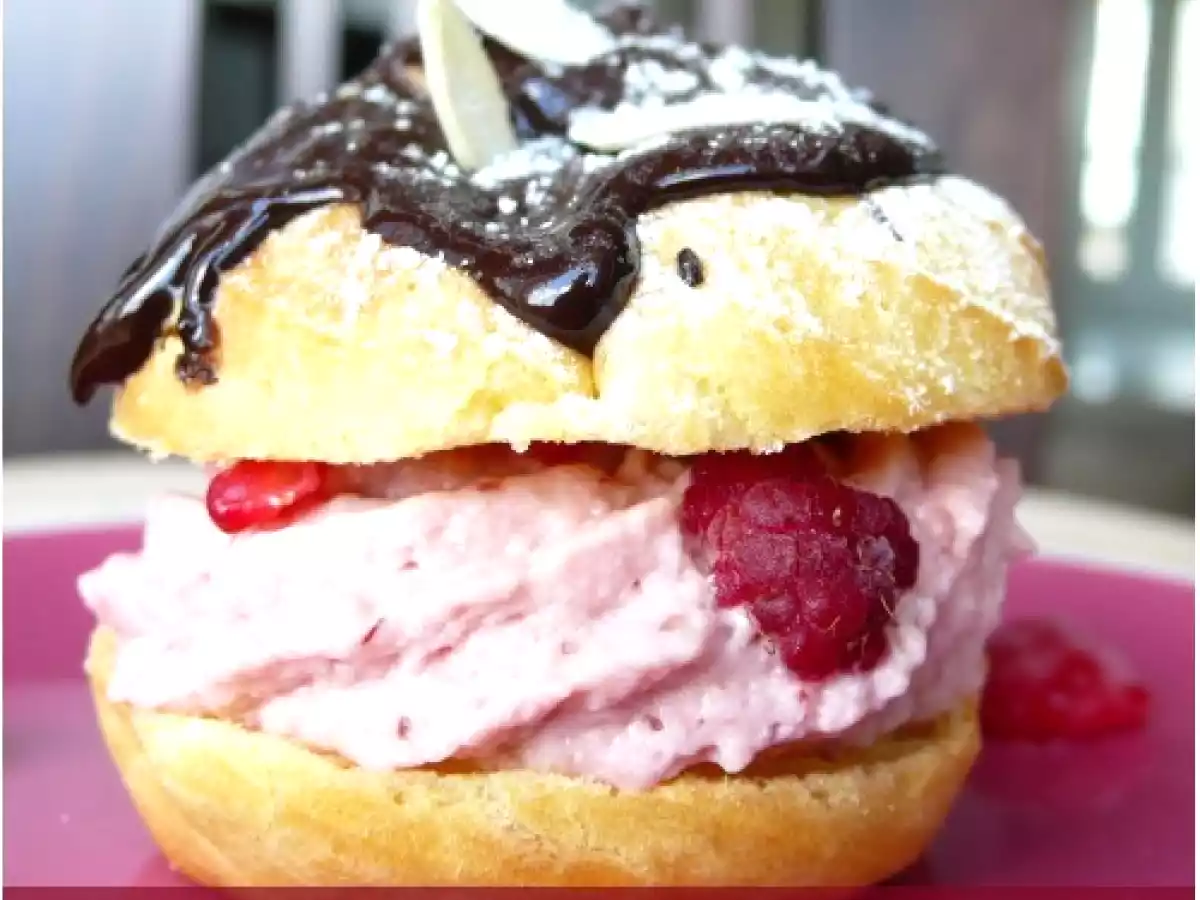 Choux à la mousse de fraise, glaçage au chocolat noir