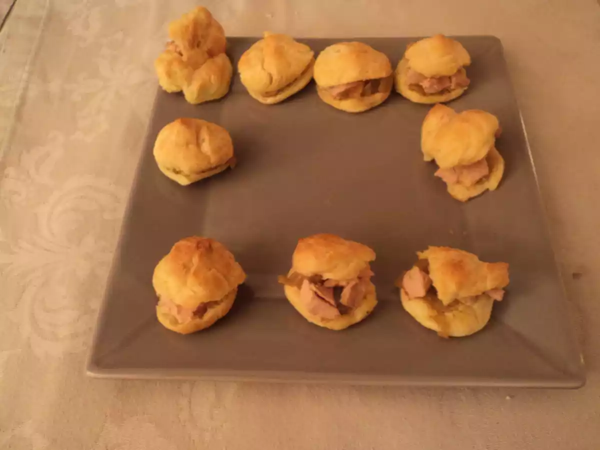 Choux au foie gras et au confit d'oignons