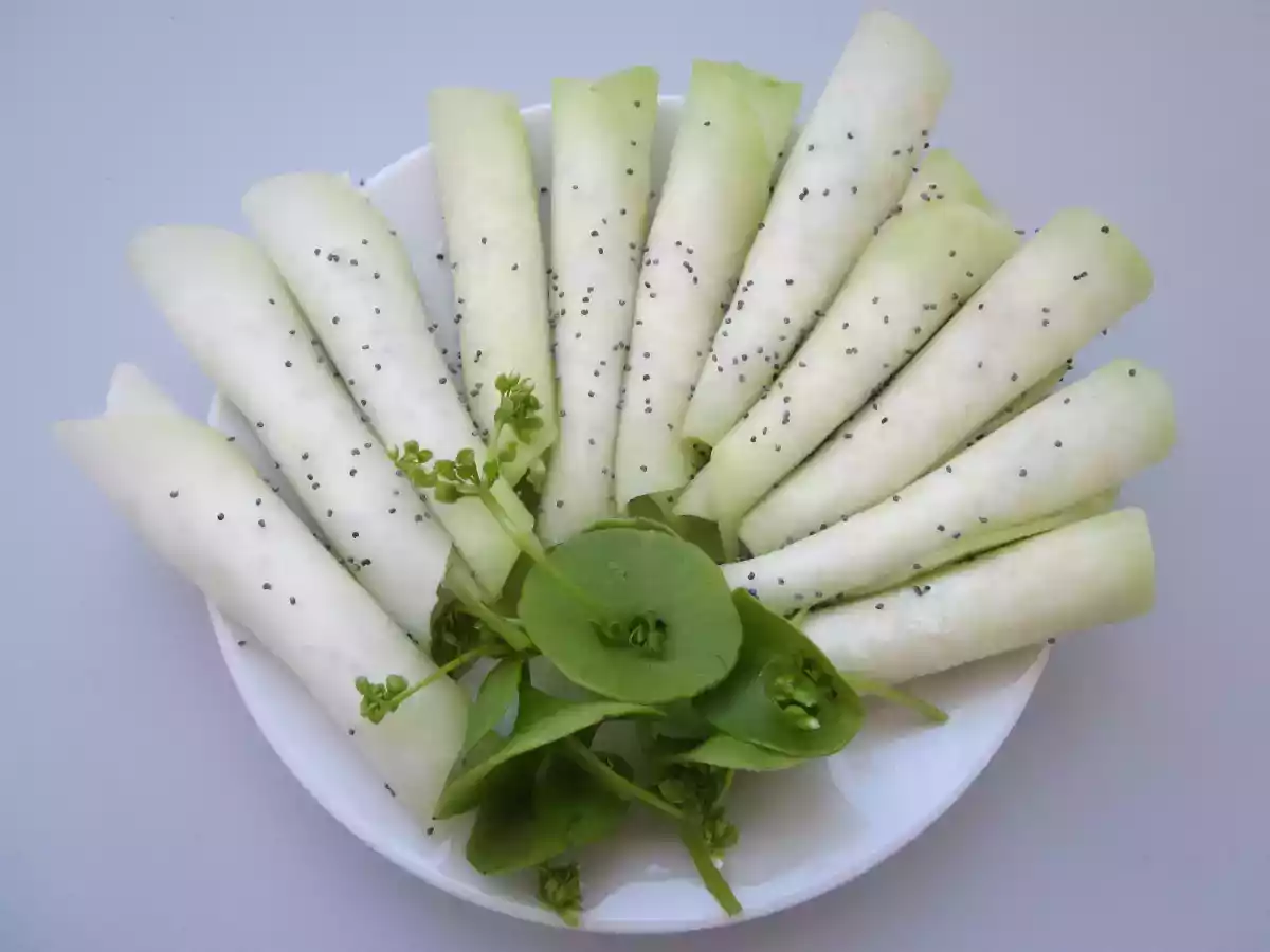 Cigares de chou-rave, chèvre frais et graines de pavot