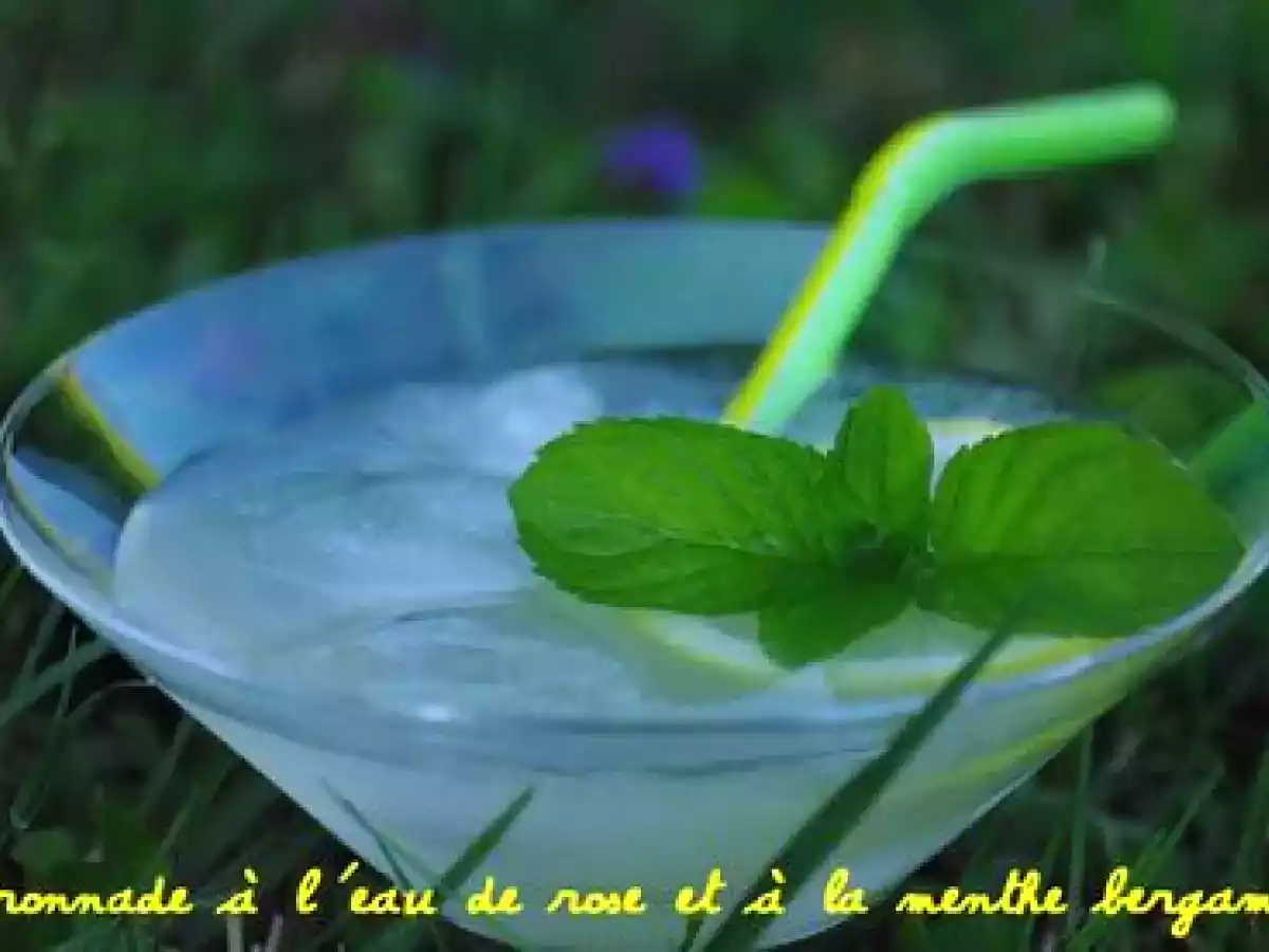 Citronnade à l'eau de rose et à la menthe bergamote