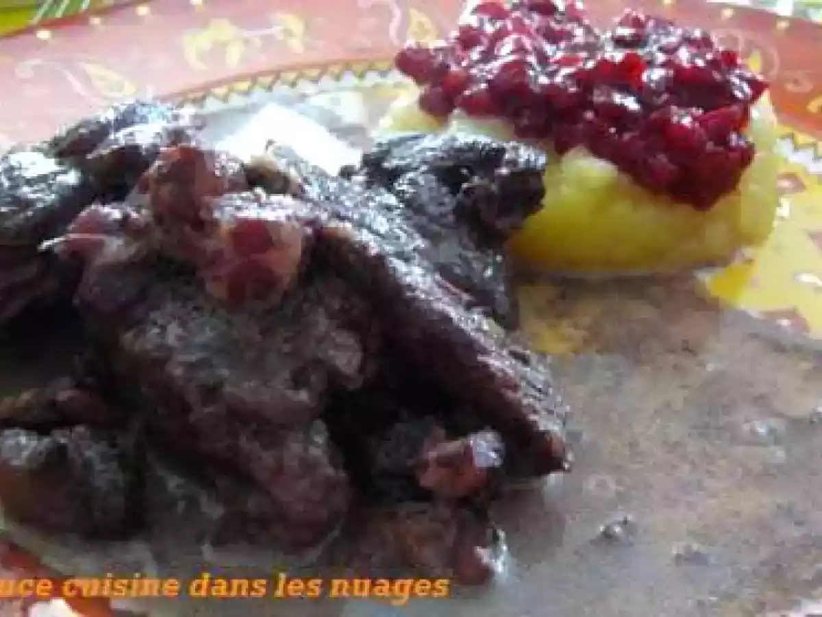 Civet de biche compote pomme-poire-coing et airelles