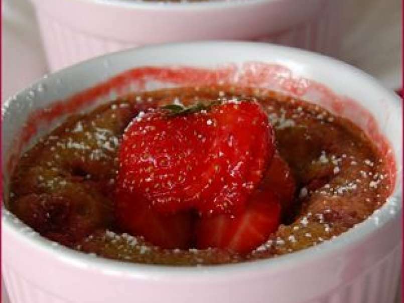 Clafoutis à la rhubarbe et aux fraises au parfum de clémentine