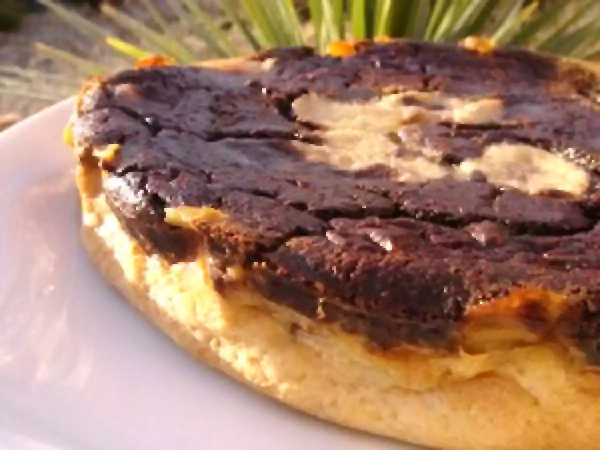 Clafoutis au lait d'amande, banane, corolle de pomme et tourbillon de chocolat