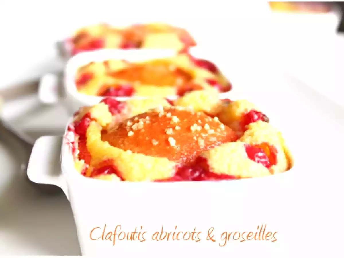 Clafoutis aux abricots et groseilles
