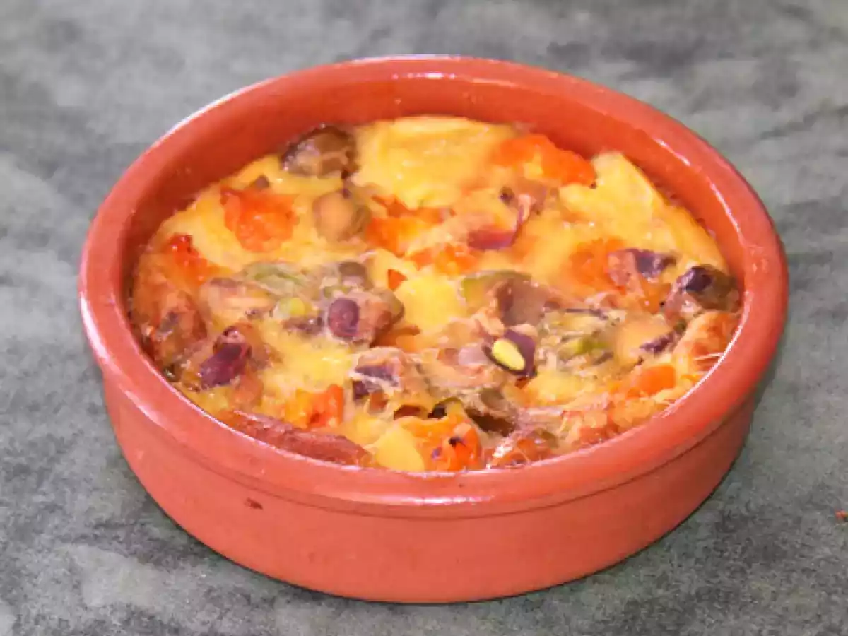 Clafoutis aux abricots, lait d?amande et pistaches concassées