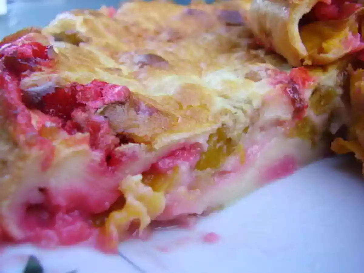 Clafoutis aux mirabelles et aux pralines roses.