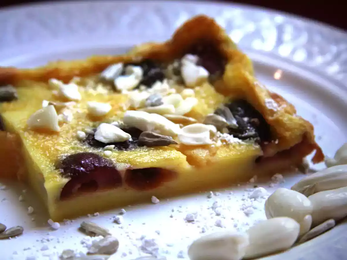 Clafoutis cerises, pêches, amandes fraîches