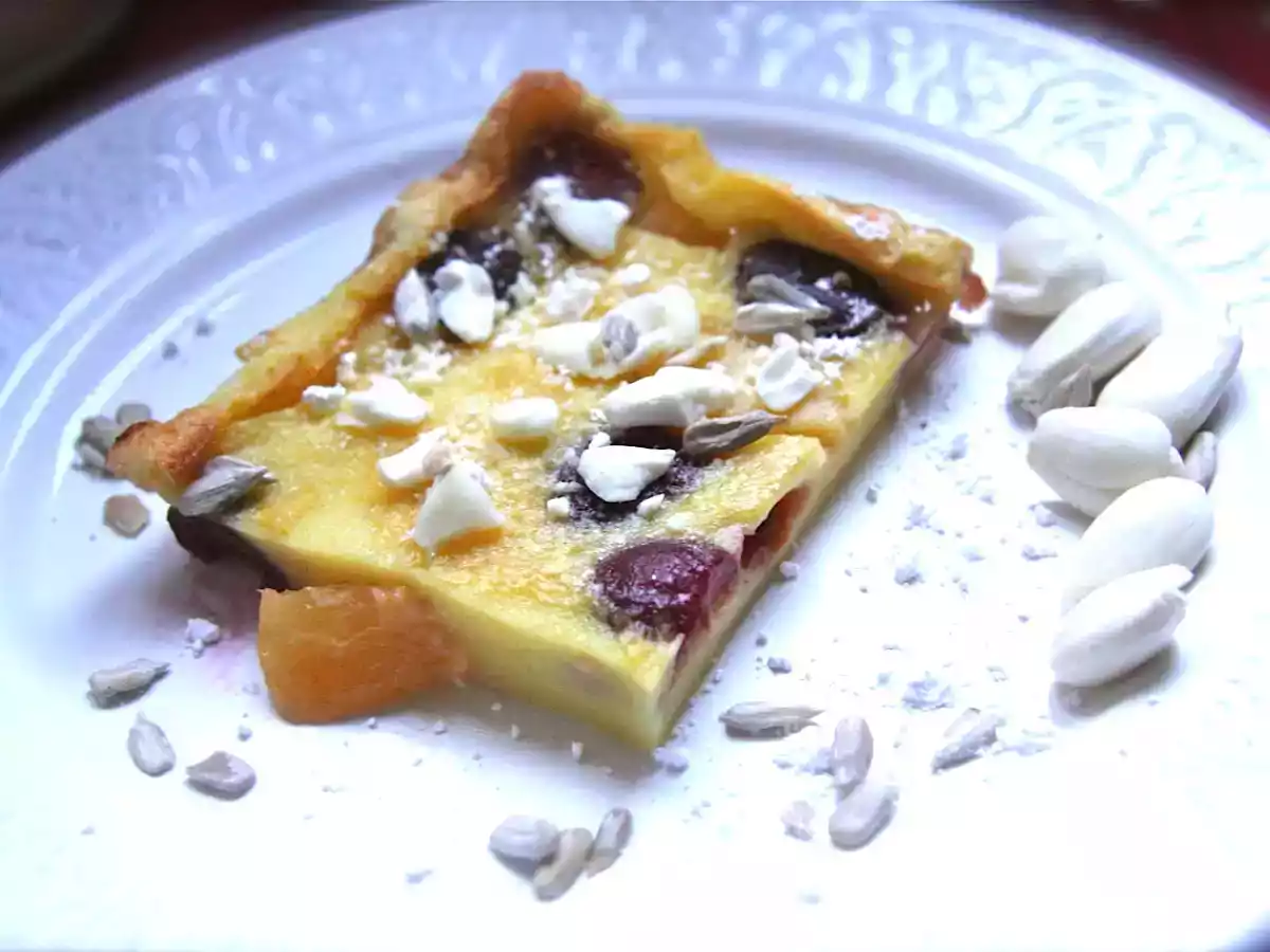 Clafoutis cerises, pêches, amandes fraîches - photo 2