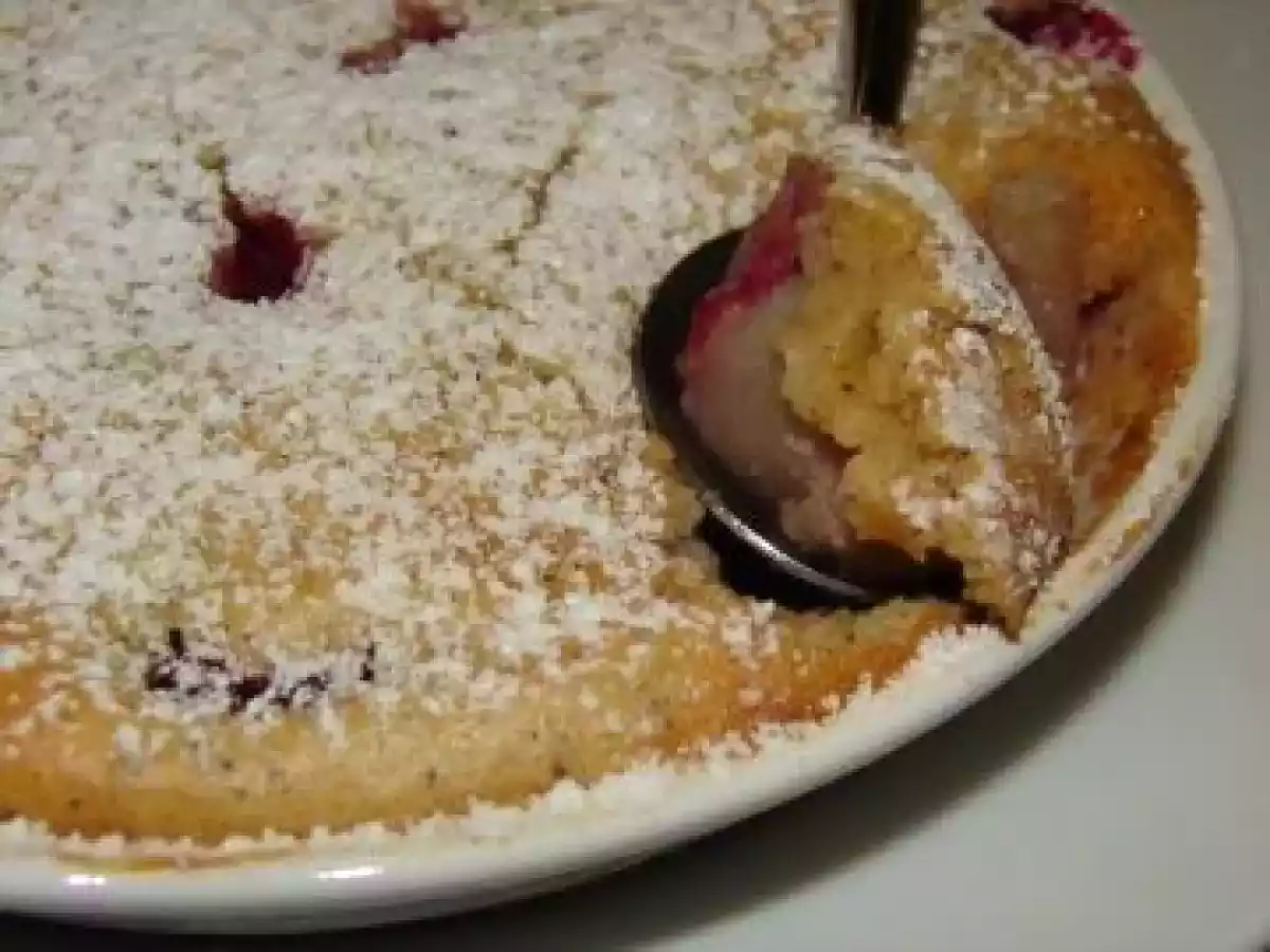 Clafoutis tiède aux poires et aux framboises
