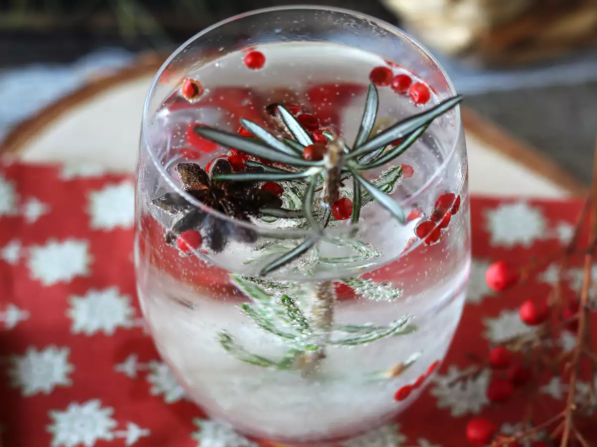 Cocktail avec un sapin enneigé à l'intérieur - photo 4