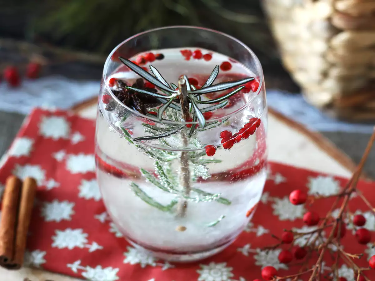 Cocktail avec un sapin enneigé à l'intérieur - photo 5