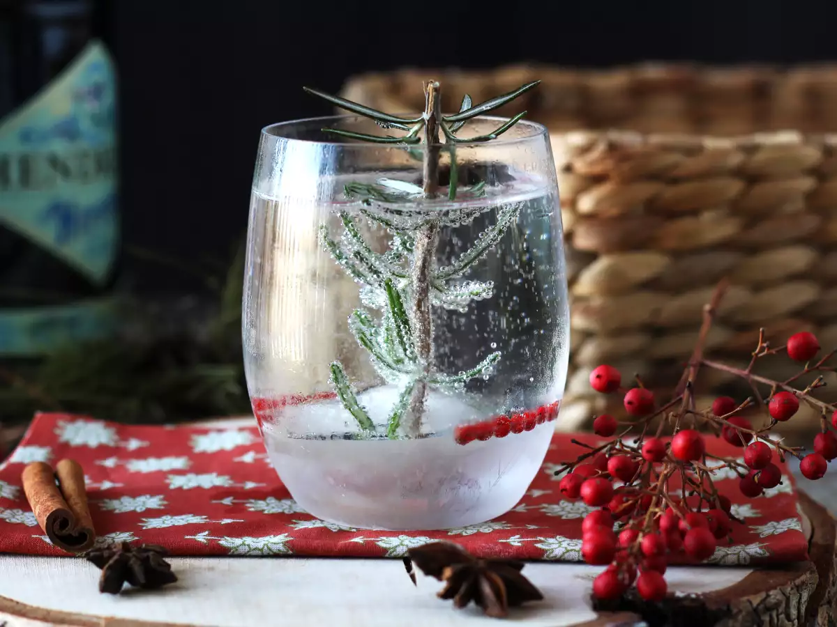 Cocktail avec un sapin enneigé à l'intérieur