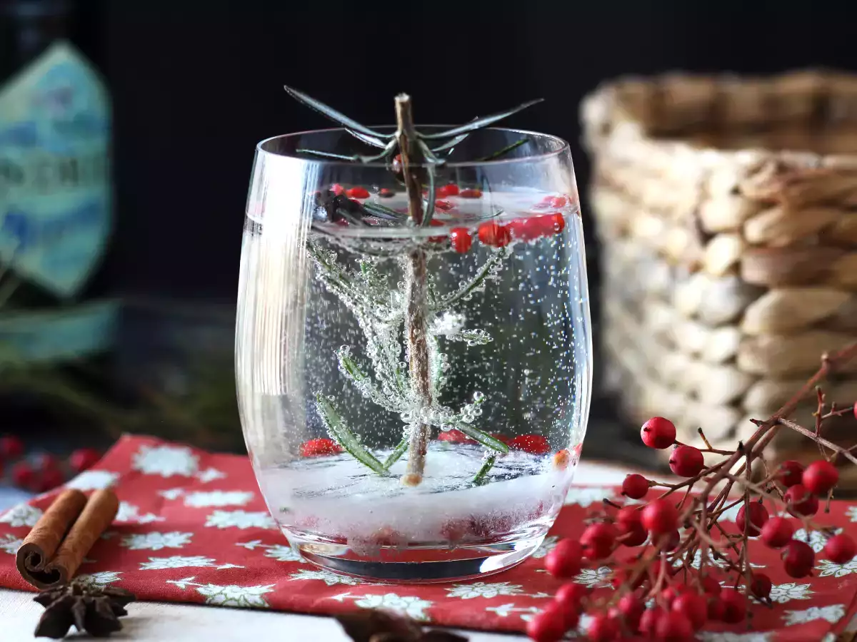 Cocktail avec un sapin enneigé à l'intérieur - photo 2