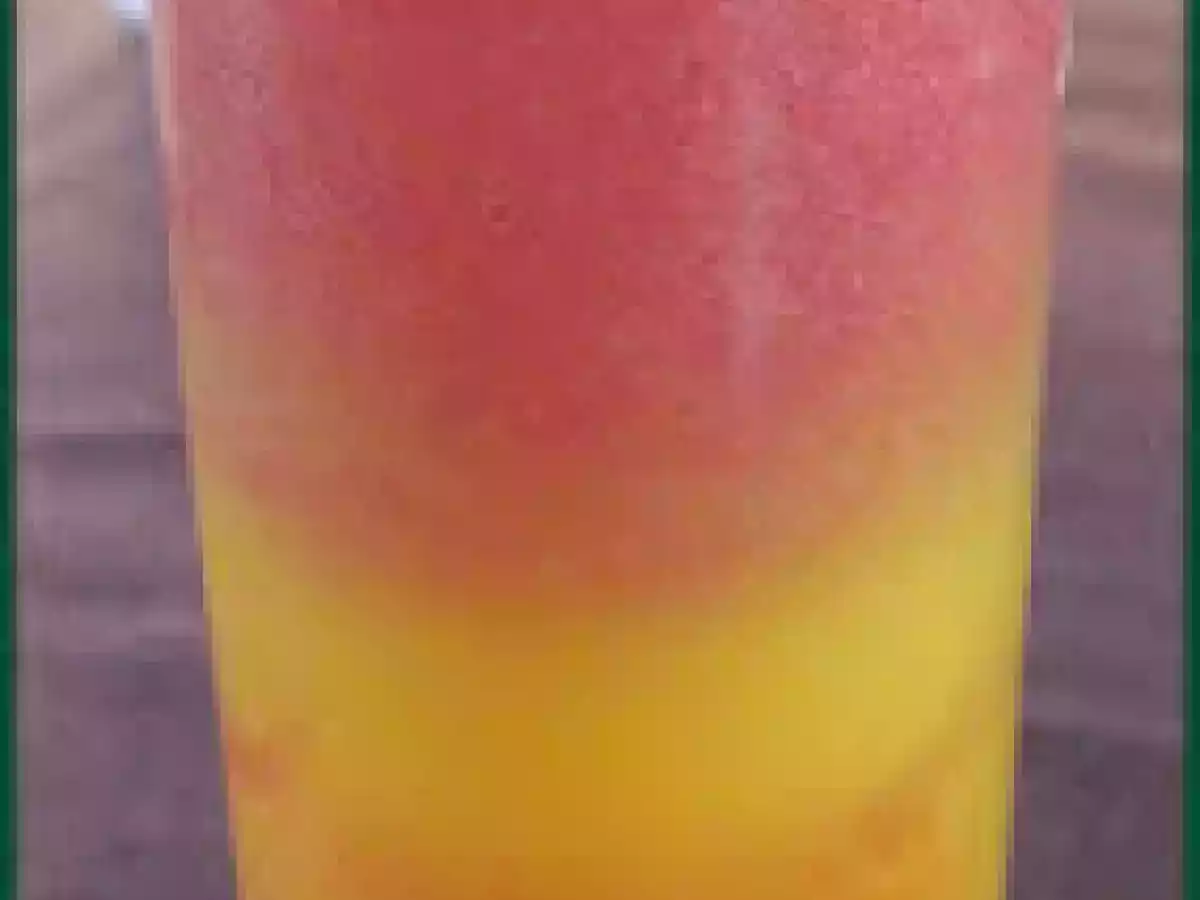 Cocktail smoothie orange-mangue-framboise-sirop de fraises