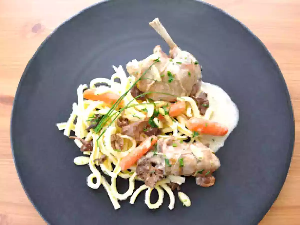 Cocotte de lapin aux mousserons et amandes