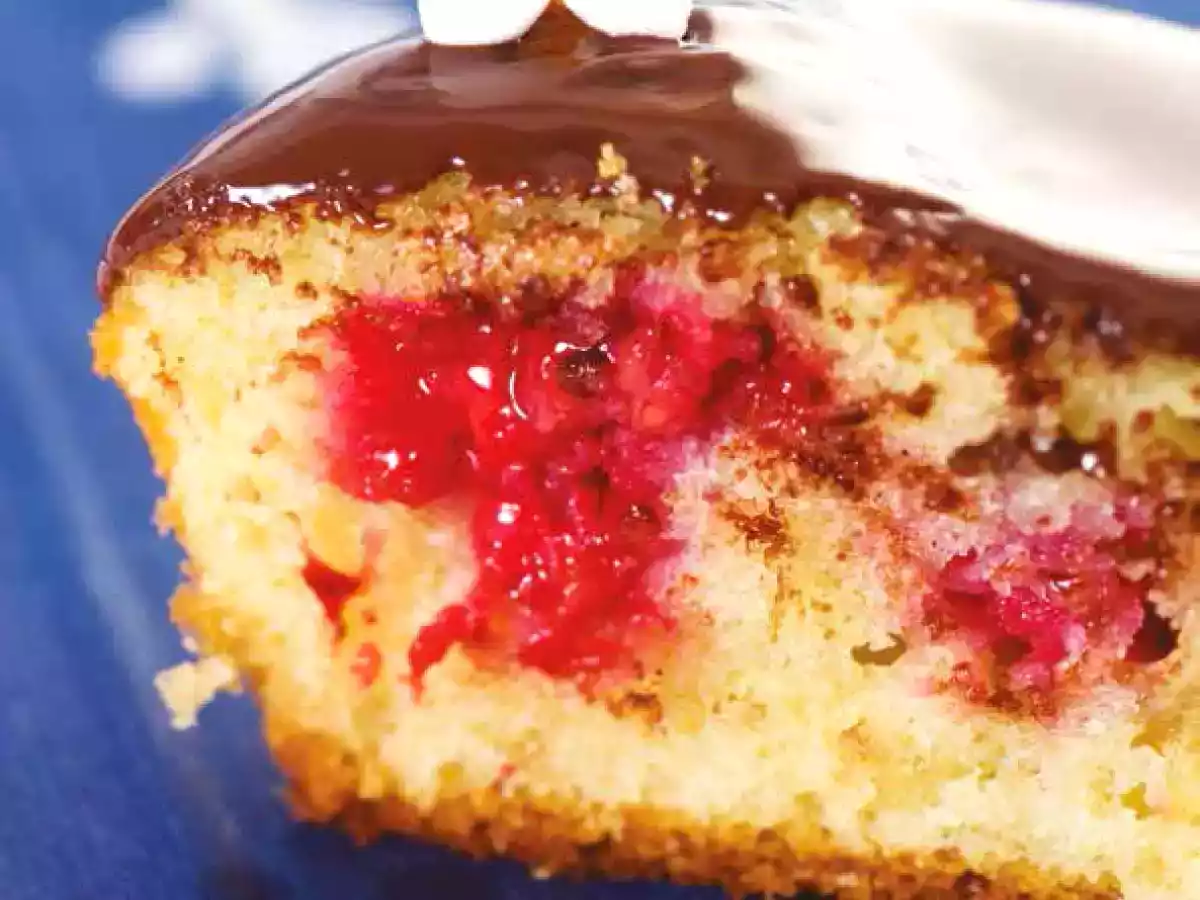 Coeurs fondants aux fruits rouges et glaçage au chocolat