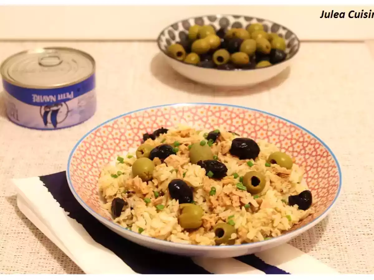 Comme un Risotto de riz complet, aux olives noires et vertes et thon au citron