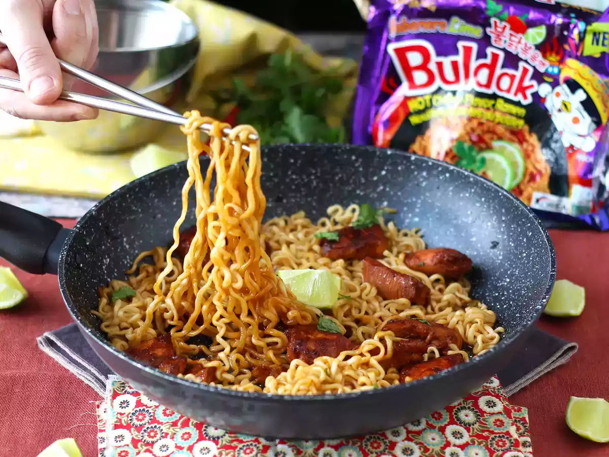 Comment cuisiner les nouilles buldak habanero lime, recette au poulet mariné!
