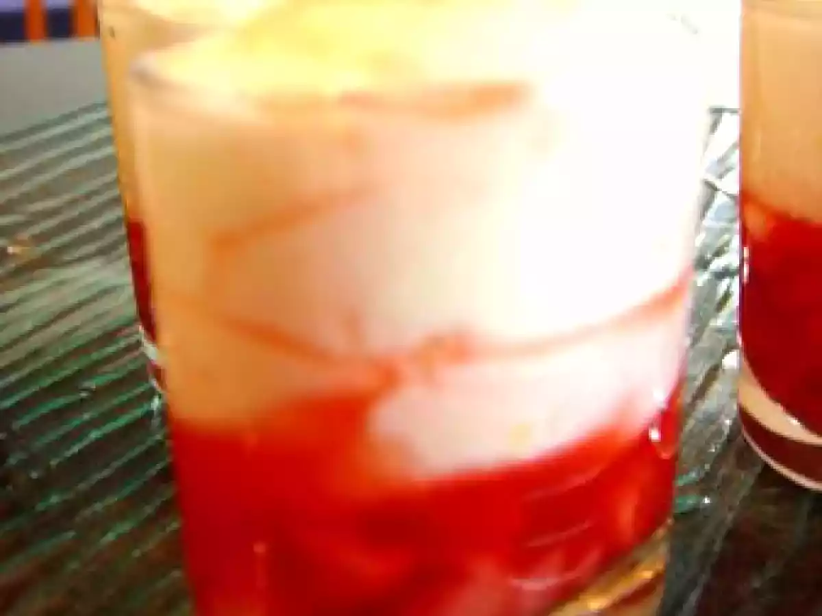 Compotée de fraises et son sirop, mousse au fromage blanc citronnée