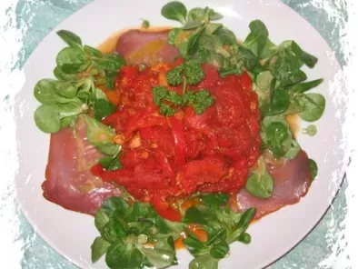 Compotée de poivrons-tomates sur tranches de thon fumé et lit de mâche