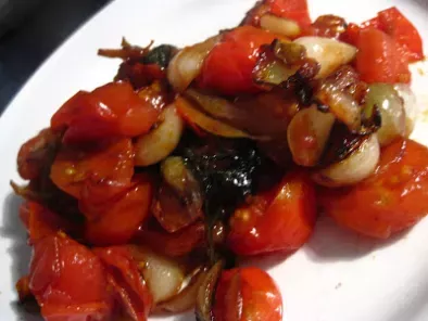 Compotée minute tomates cerises et oignons blancs