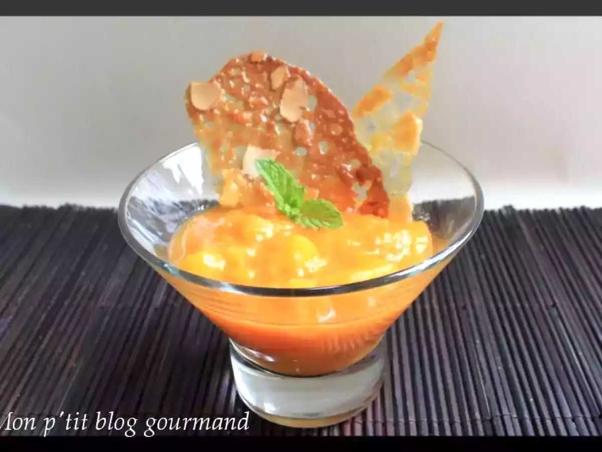 Compotée pêche abricot et tuiles croustillantes aux amandes