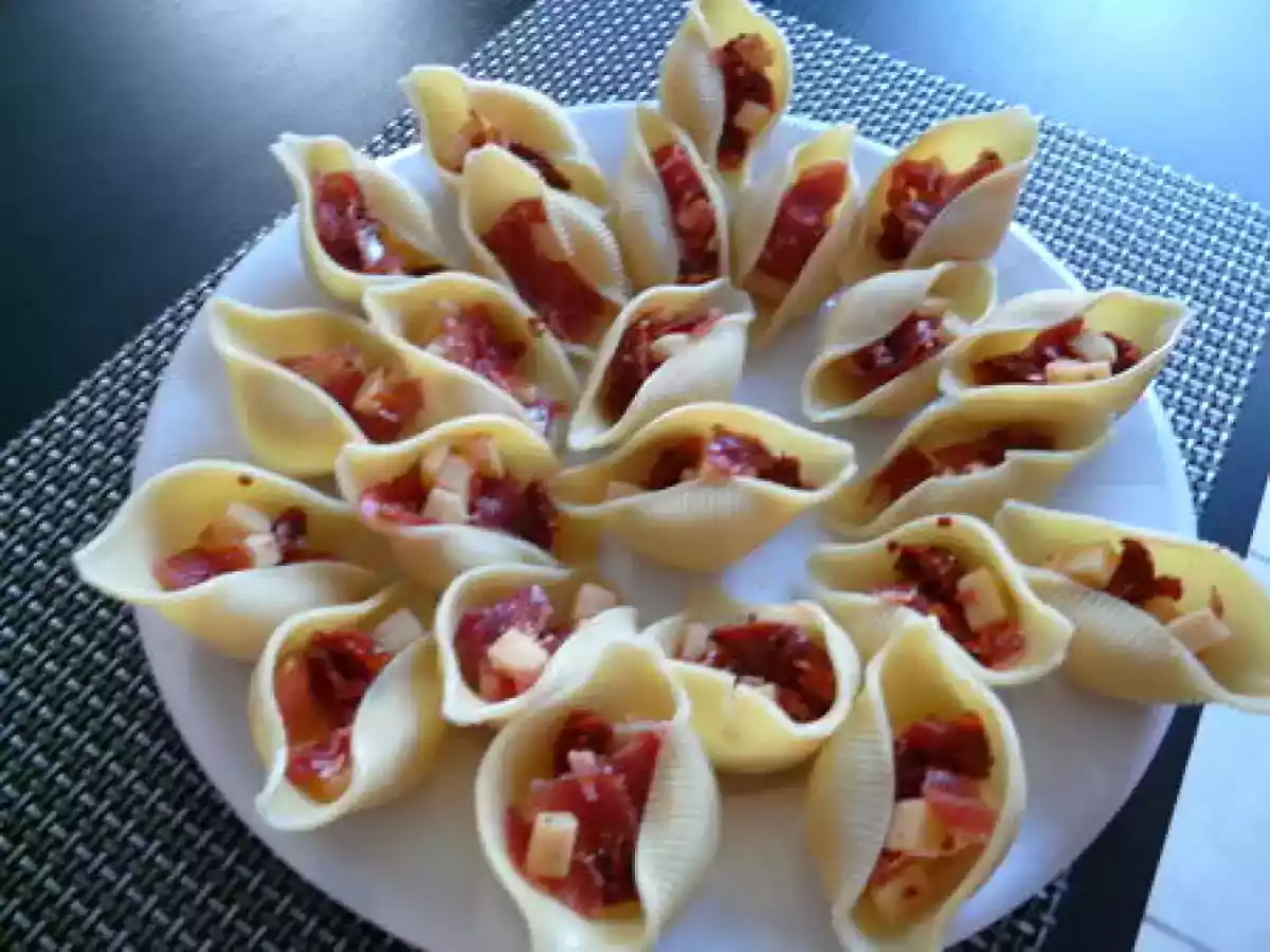 Conchiglies farcies au pata negra, tomates séchées et comté