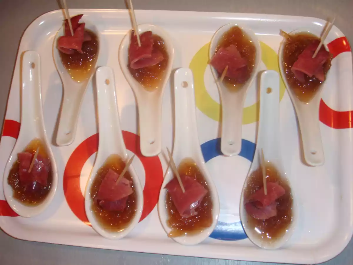 Confit d?oignons et son magret de canard fumé en cuillère apéritive