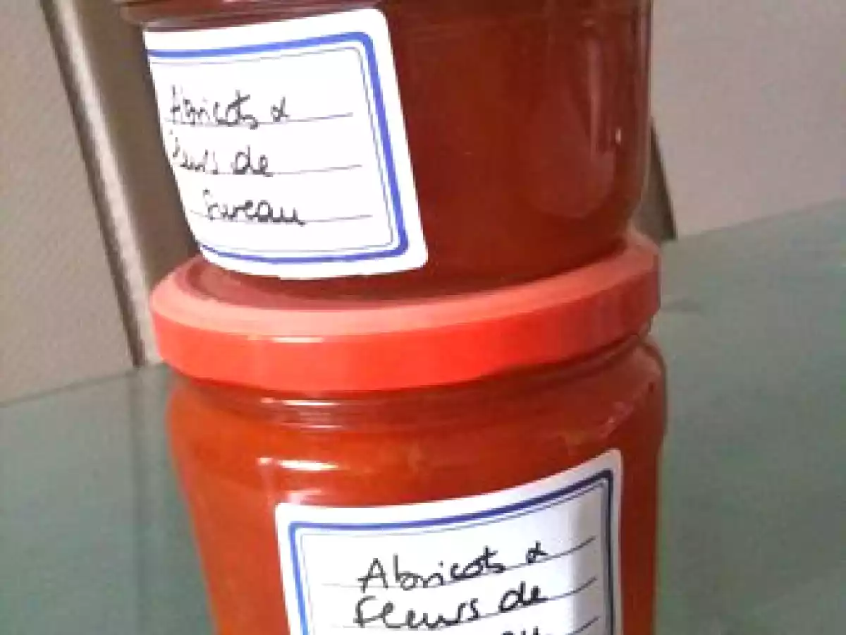 Confiture d'abricots aux fleurs de sureau