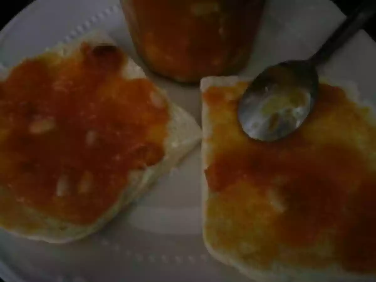 Confiture d'abricots aux pignons de pin.