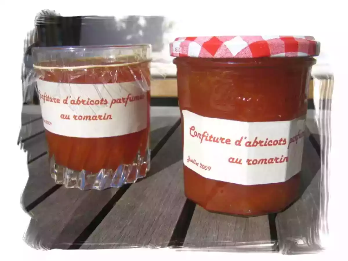 Confiture d'abricots parfumée au romarin
