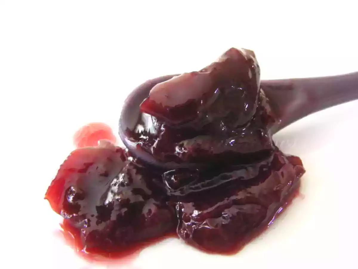 Confiture de cerises à l'amande amère