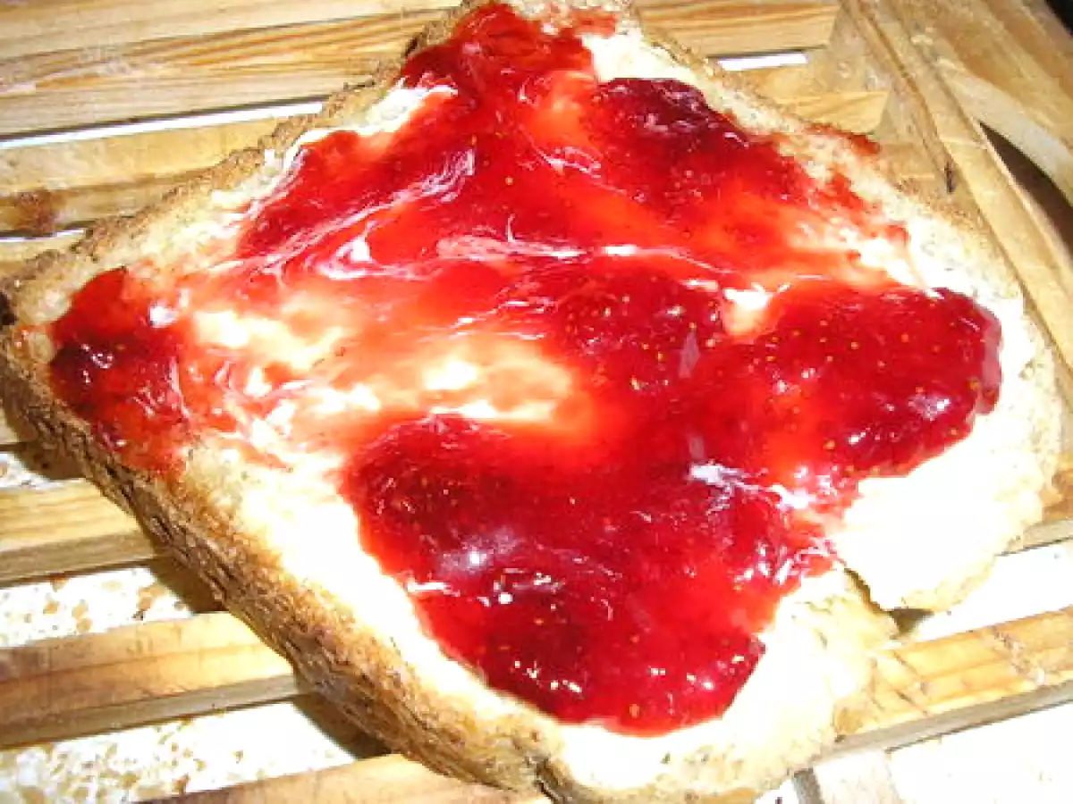 Confiture de fraises avec une pointe de vin rouge