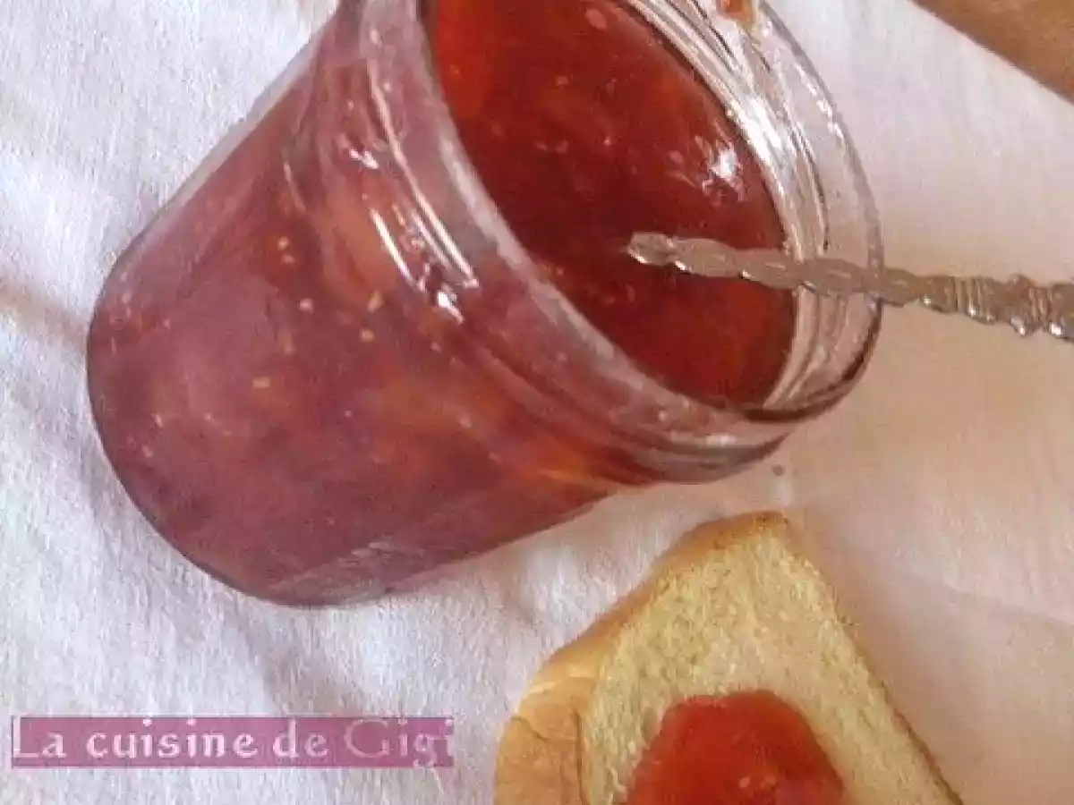 Confiture de pêches aux bananes et aux framboises