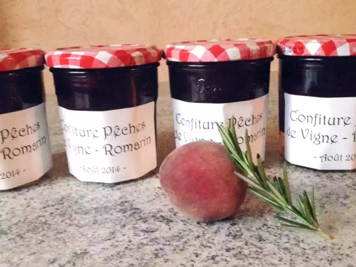 Confiture de pêches de vigne au romarin