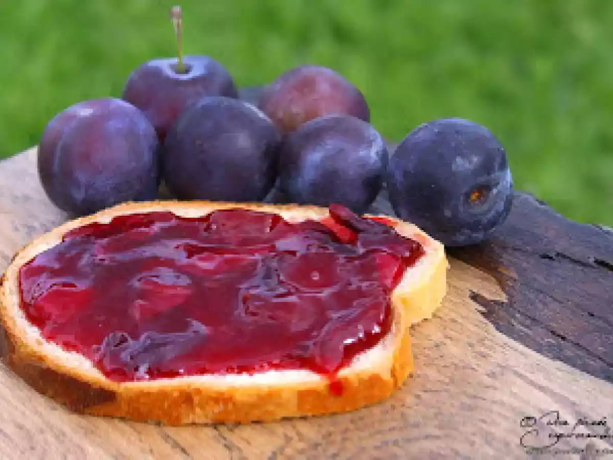 Confiture de prunes à l'amande