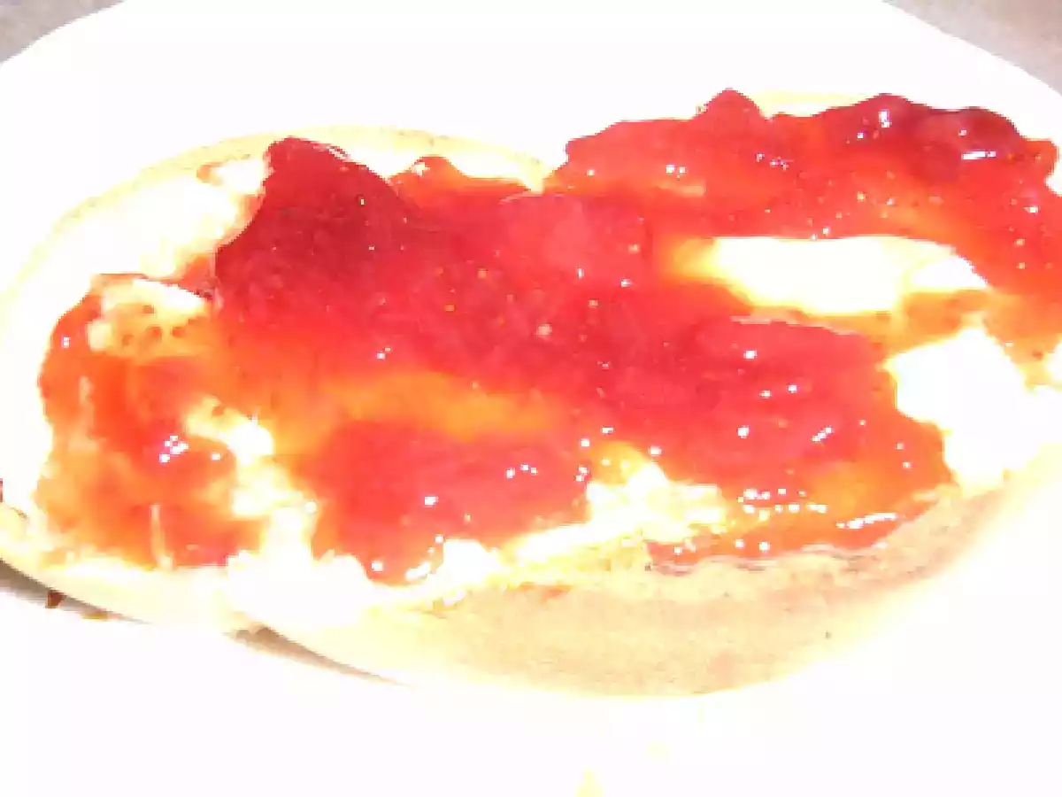 Confiture Fraise Rhubarbe maison sur sa tartine.