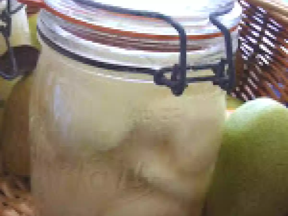 Conserves de poires au sirop.