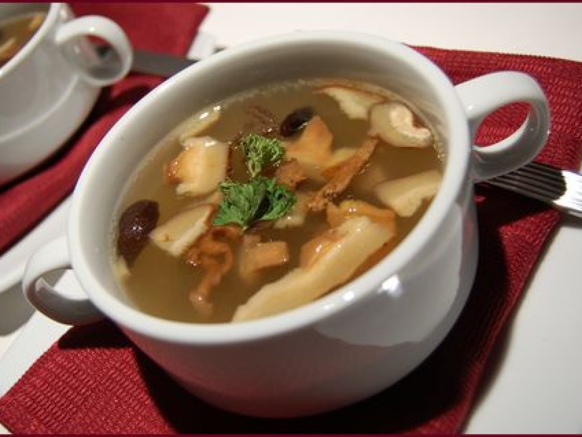 Consommé de pintade forestière, sans gluten et sans lactose Recette