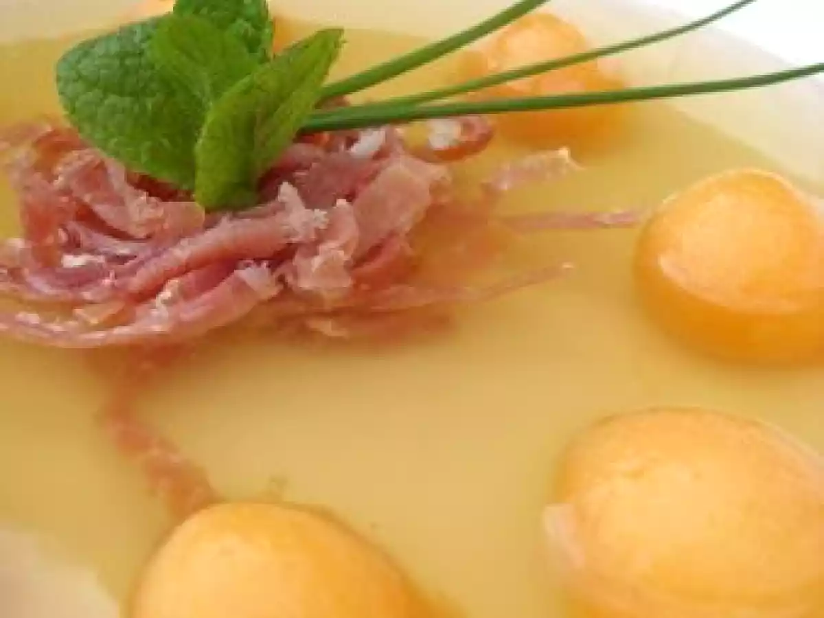 Consommé de Volaille Glacé, aux Perles de Melon et Jambon de Parme