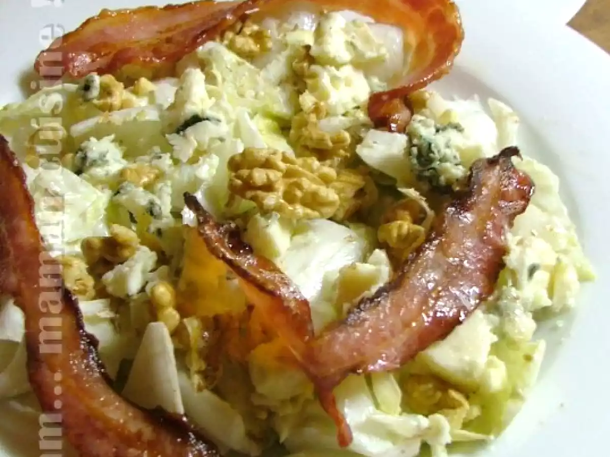 Copieuse salade d'hiver : endives, roquefort, noix & lard croustillant