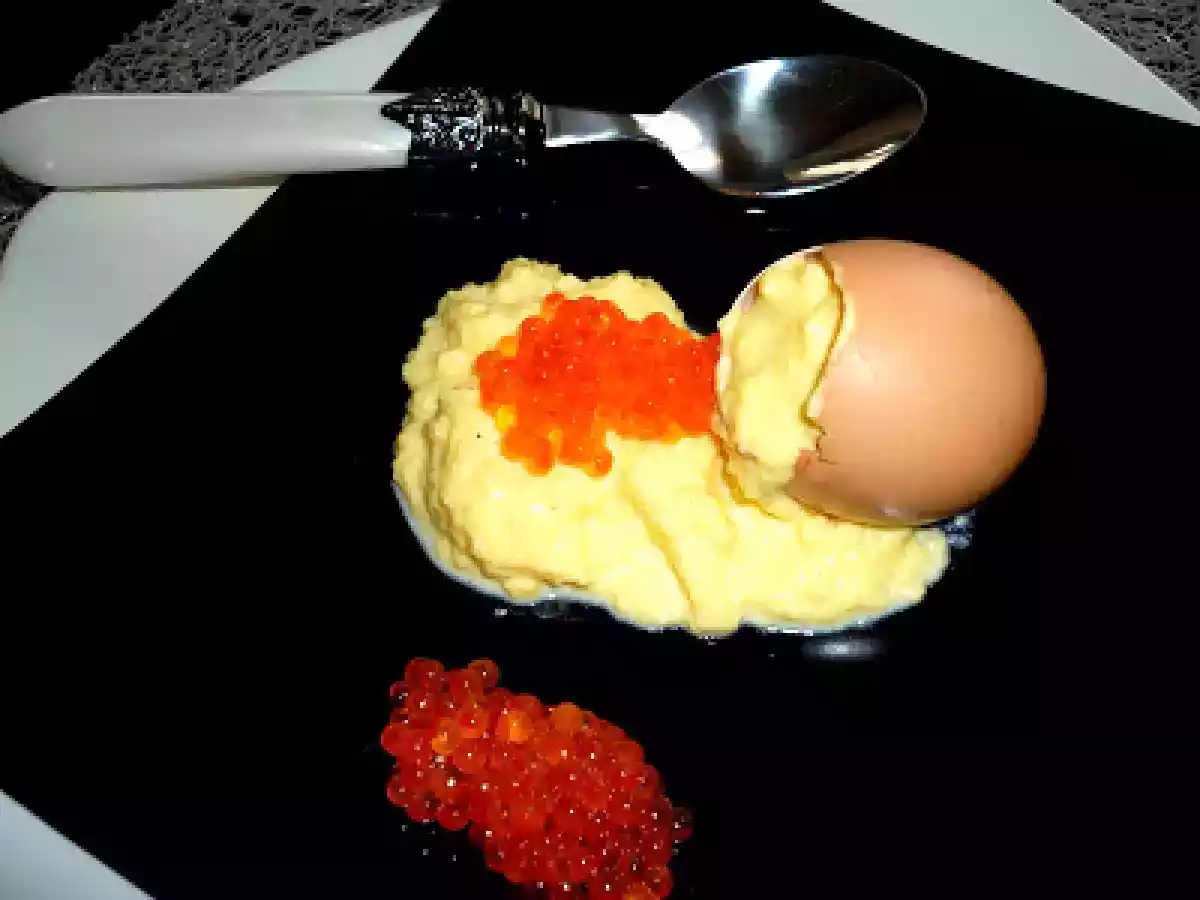 Coquille d'oeufs brouillés aux oeufs de saumon