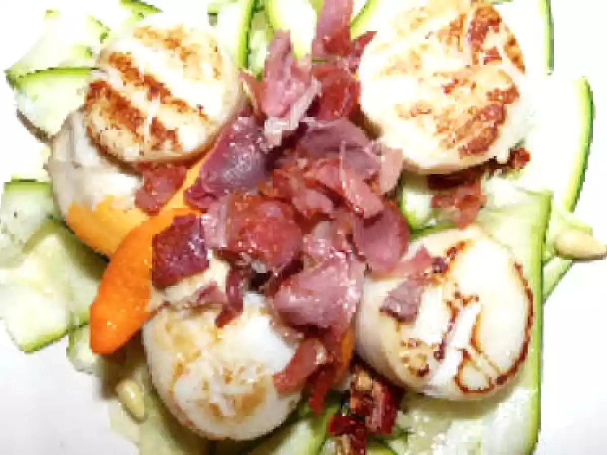 Coquilles Saint Jacques et jambon cru poêlés sur un carpaccio de courgettes croquantes