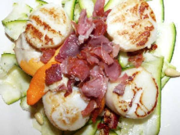 Coquilles Saint Jacques et jambon cru poêlés sur un carpaccio de courgettes croquantes