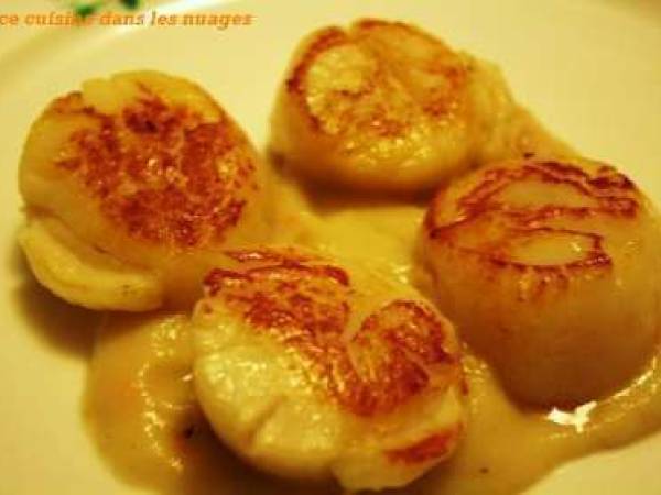 Coquilles saint jacques sur une mousseline de topinambours