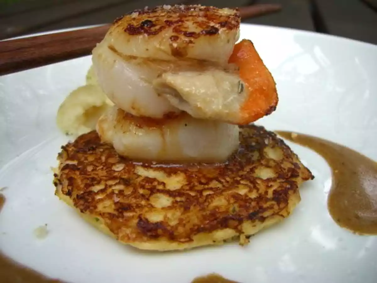 Coquilles st jacques et petite crêpe de courge spaghetti, sauce satay