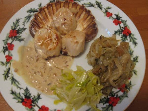 Coquilles St Jacques flambées sur fondu d'endives et poireaux caramélisés