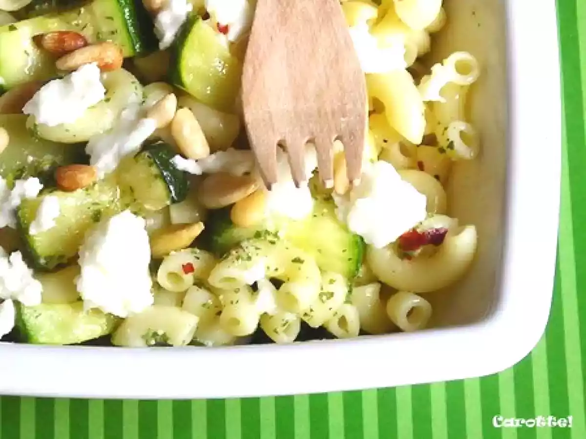 Coquillettes au pesto de menthe, courgette et feta