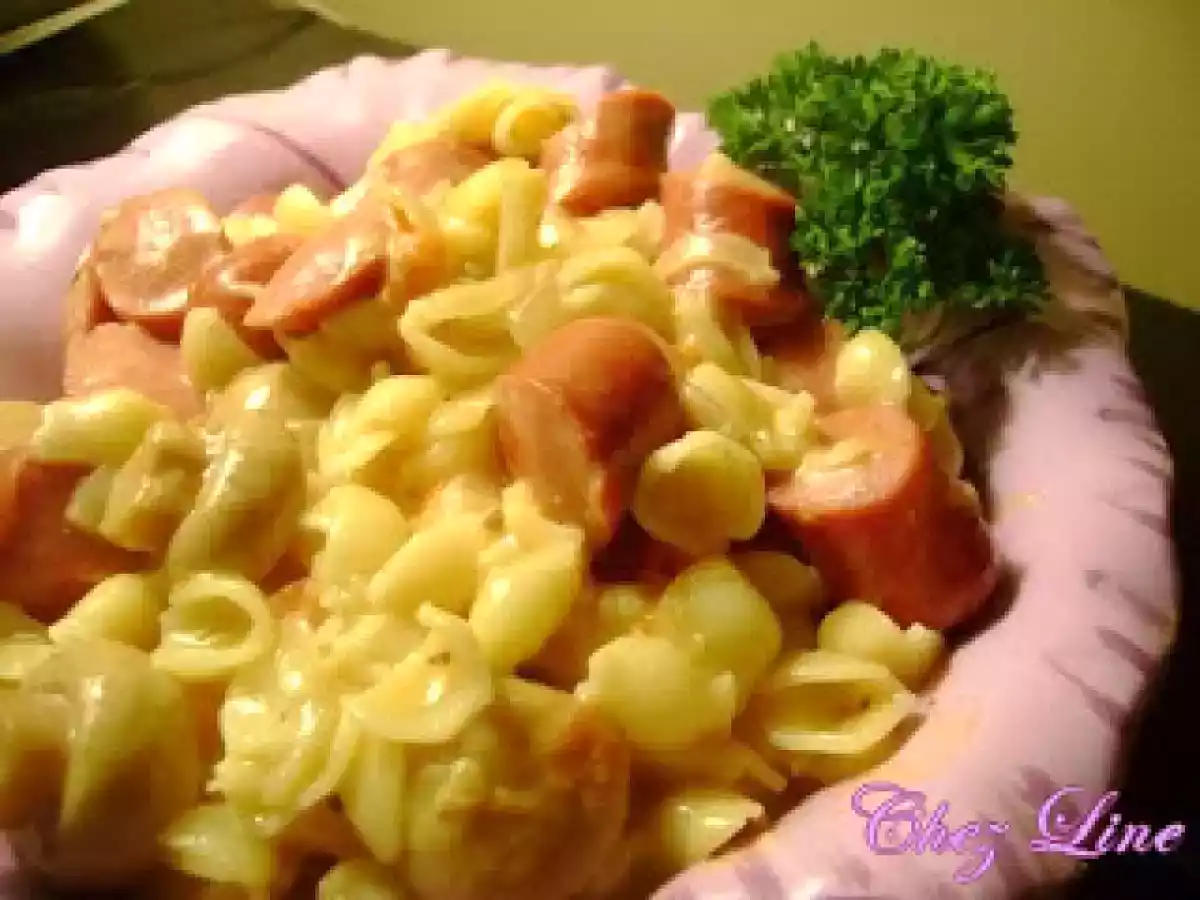 Coquillettes aux saucisses fumées sauce au fromage